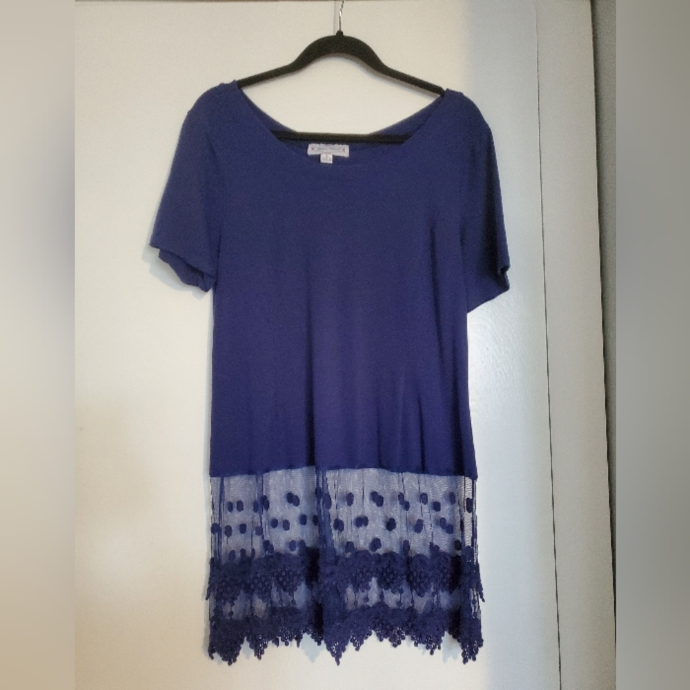 Blue t-shirt with lace bottom.